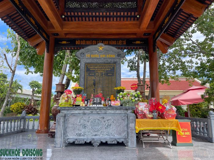 Ngày 19/9/1972, trong lúc đang làm nhiệm vụ, máy bay Mỹ kéo đến ném bom, 15 thanh niên xung phong (7 nữ, 8 nam) anh dũng hy sinh. Ba người ngã xuống khi đang vận chuyển hàng trên thuyền, 12 người khác hy sinh trên bến phà và trong hầm trú ẩn. Bốn ngày sau, thêm một trận bom trút xuống, một thanh niên xung phong khác hy sinh khi đang làm nhiệm vụ.