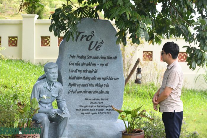 Bài thơ "trở về' của liệt sĩ Bùi Năng Đắc được khắc lên tấm bia đá.