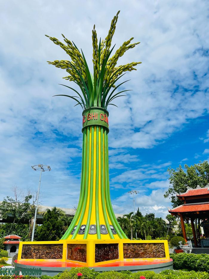 Tổ chức Kỷ lục Việt Nam cũng ghi nhận: “Tôn vinh giá trị nội dung kỷ lục Việt Nam Di tích lịch sử Quốc gia Bến phà II Long Đại - Nơi hy sinh của 16 Thanh niên xung phong tháng 9 năm 1972. Di tích được tôn tạo năm 2025 với điểm nhấn là Đài tưởng niệm hình bó lúa gồm 16 bông lúa (cao 16 m, mỗi bông nặng 1,6 tấn). Bó lúa trên đỉnh ngôi sao vàng là biểu tượng cao quý để tưởng nhớ 16 Thanh niên xung phong quê lúa Thái Bình đã ngã xuống ở Bến phà Long Đại. Đây là một trong những điểm vượt sông trọng yếu, ác liệt nhất trên tuyến đường Hồ Chí Minh huyền thoại. Nơi ghi dấu những chiến công oanh liệt của quân và dân ta trong cuộc kháng chiến chống Mỹ cứu nước, là “địa chỉ đỏ” để tri ân các Anh hùng liệt sĩ của thế hệ hôm nay và mai sau”.