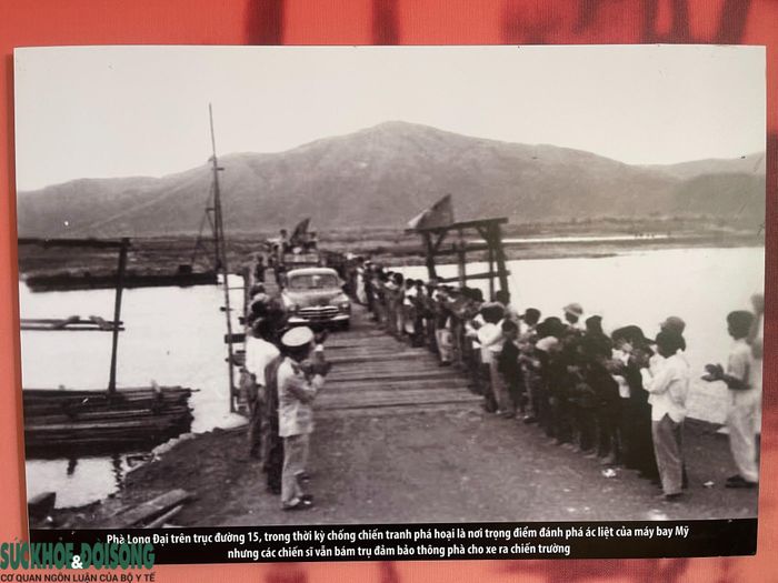 Đầu năm 1971, để thực hiện nhiệm vụ trong “mưa bom”, bến phà Long Đại được tách thành hai nhánh phà I và phà II. Năm 1972, Đại đội TNXP C130, Tiểu đoàn 2, Sư đoàn 571, Đoàn 559 (Binh đoàn Trường Sơn) với hơn 100 thanh niên xung phong tuổi mười tám, đôi mươi là con em của huyện Kiến Xương, tỉnh Thái Bình cũ (nay là tỉnh Hưng Yên) thực hiện nhiệm vụ tại bến phà II. Trong hiểm nguy, gian khổ, quân và dân nơi đây khắc ghi khẩu hiệu “Sống bám cầu bám đường, chết kiên cường dũng cảm”. Ảnh tư liệu.