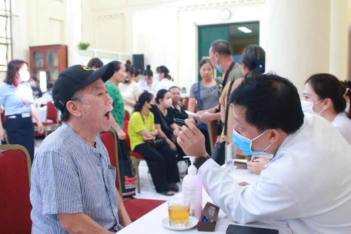 Người dân phường Kim Liên thăm khám sức khoẻ định kỳ do bác sĩ BVĐK Đống Đa và Trạm Y tế Phường tổ chức. Ảnh Đỗ Tấn