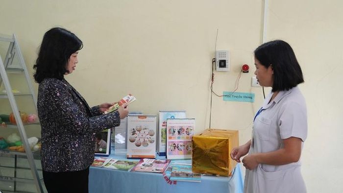 Bộ trưởng Bộ Y tế Đào Hồng Lan với cán bộ y tế Trạm Y tế xã Sam Mứn, Điện Biên. Ảnh: Lý Đức Cường