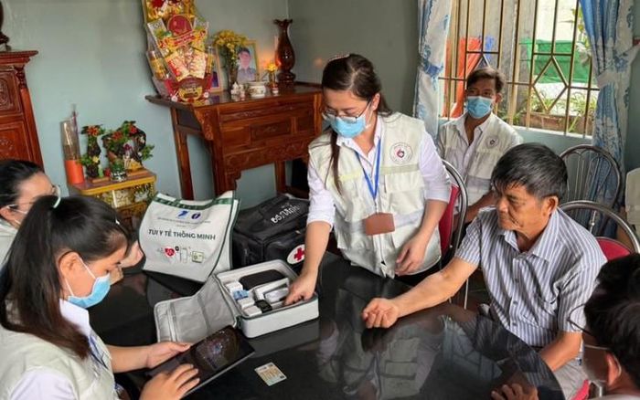 Đội chăm sóc sức khoẻ xã Đất Đỏ, TP.HCM thăm khám cho một người dân cao tuổi ngay tại nhà. Ảnh: Sở Y tế TP.HCM.