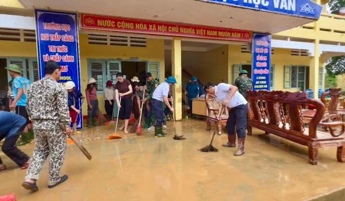 Người dân xã Ba Lòng dọn dẹp vệ sinh. Ảnh: Minh Hạnh.