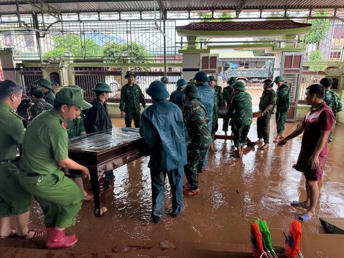 Bộ đội biên phòng cùng các lực lượng hỗ trợ người dân khắc phục thiệt hại, vệ sinh môi trường. Ảnh: Đình Tiến.