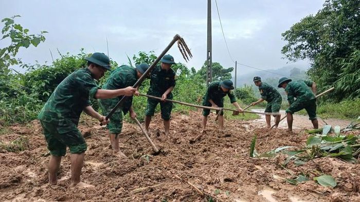 Bộ đội dọn dẹp khu vực bị sạt lở. Ảnh: Đình Tiến.