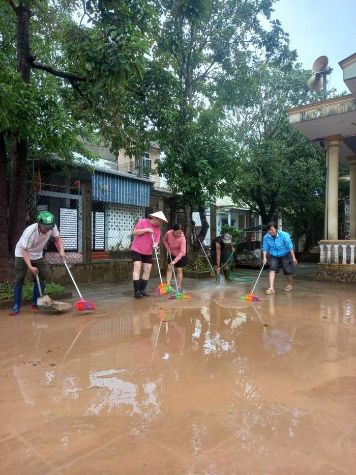 Người dân phường Quảng Trị dọn dẹp khi lũ rút. Ảnh: Minh Hạnh.