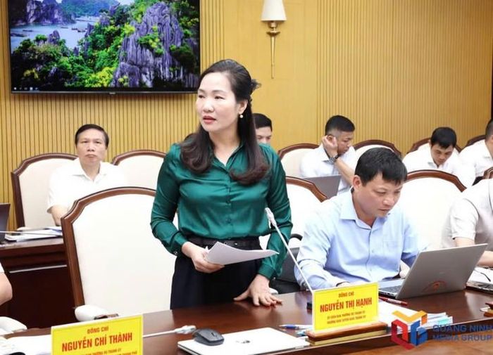 Bà Nguyễn Thị Hạnh, Trưởng Ban Tuyên giáo Thành ủy, báo cáo mô hình "trường học xã hội chủ nghĩa" và "bệnh viện xã hội chủ nghĩa". Ảnh: QMG
