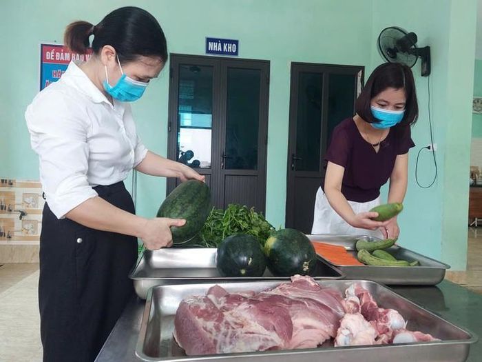 Đại diện trường Mầm non Tân Hương (xã Vĩnh Lại) kiểm tra thực phẩm sau khi tiếp nhận. Ảnh: Đ,Tùy.