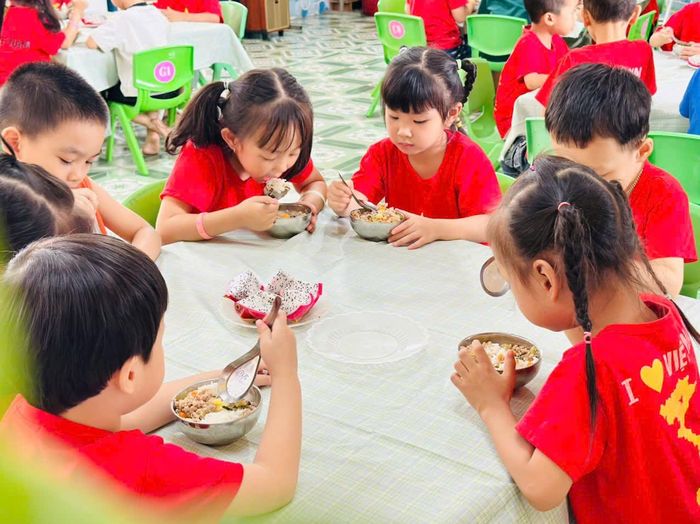Bữa ăn bán trú tại trường Mầm non Ninh Giang (xã Ninh Giang). Ảnh: MN NG.