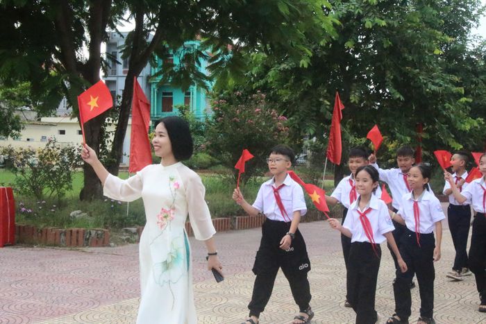 Niềm vui của học sinh lớp 6 trường THCS Vĩnh Lại (xã Vĩnh Lại) trong ngày khai giảng. Ảnh: Đ.Tùy.