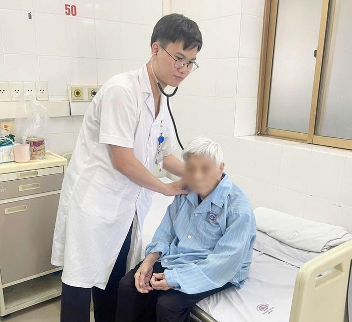 Bác sĩ khoa PT&CTTM thăm khám lại cho người bệnh. Ảnh: BVCC