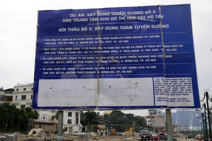 Biển thông tin dự án xây dựng tuyến đường số 5 vào trung tâm Khu đô thị mới Tây Hồ Tây. Ảnh: T.Anh
