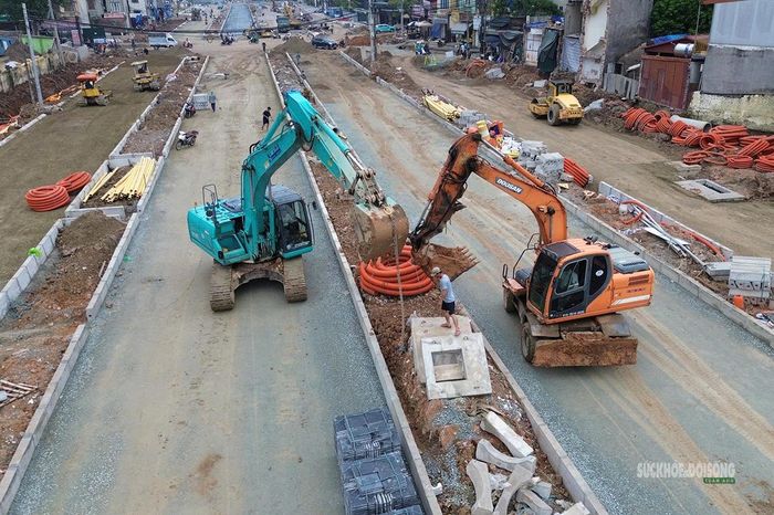 Máy móc được huy động san nền tại những đoạn đang hoàn thiện. Ảnh: T.Anh