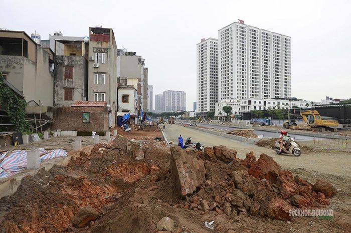Công trường xen giữa khu dân cư hiện hữu và các khu đô thị mới. Ảnh: T.Anh