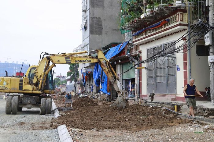 Thi công sát khu dân cư sau khi hoàn tất giải phóng mặt bằng. Ảnh: T.Anh
