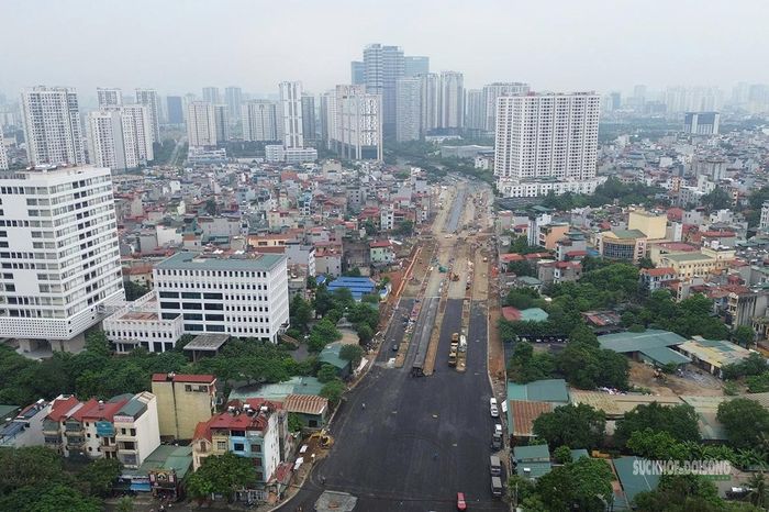 Toàn cảnh tuyến đường đang dần thành hình giữa khu dân cư và các khu đô thị. Ảnh: T.Anh