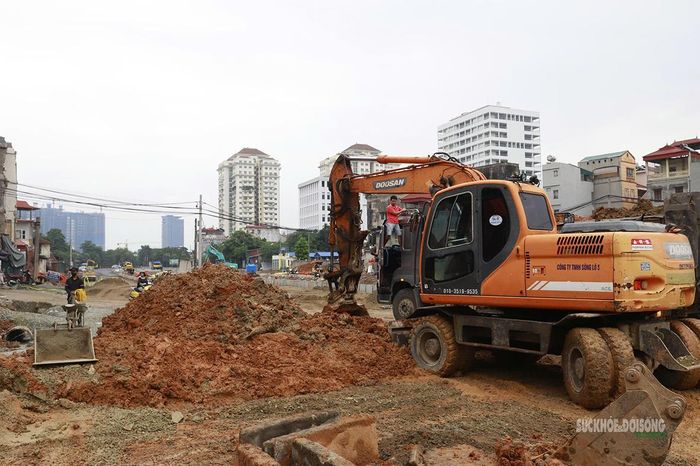 Máy xúc tập trung xử lý nền đường tại các vị trí còn dang dở. Ảnh: T.Anh