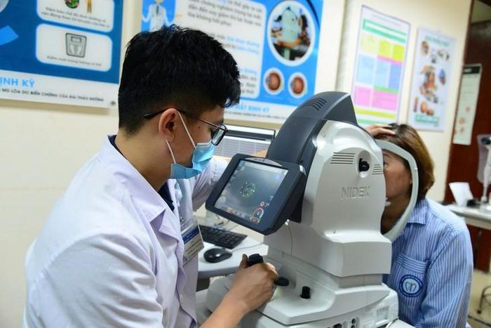Bác sĩ chuyên khoa Mắt thăm khám cho người bệnh. Ảnh: Ngọc Anh