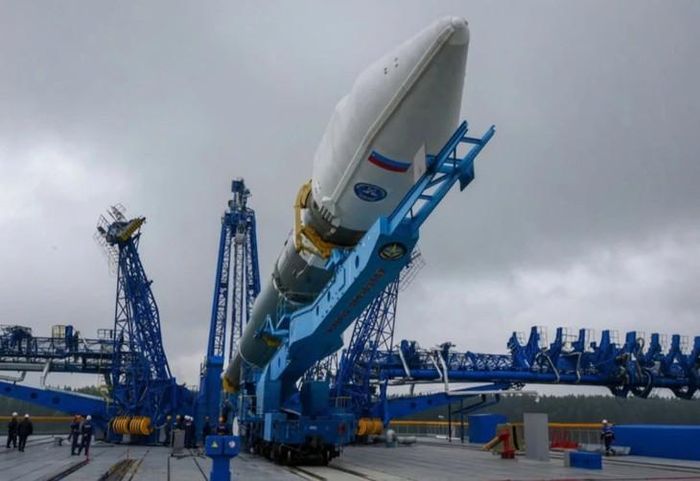 Tên lửa Soyuz 2.1v đang được lắp đặt tại Sân bay vũ trụ Plesetsk với vệ tinh bí ẩn Kosmos-2558. (Ảnh: Bộ Quốc phòng Nga)