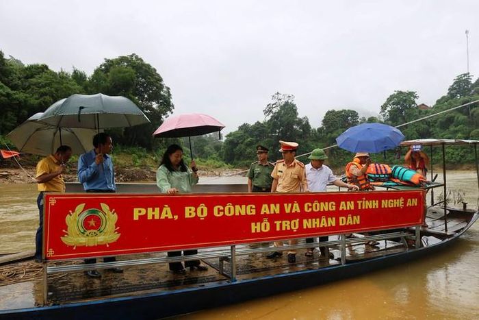 Thuyền do Bộ Công an và Công an tỉnh Nghệ An hỗ trợ được đưa vào hoạt động, phục vụ người dân qua sông Hội Nguyên sau lũ. Ảnh: Y.H.