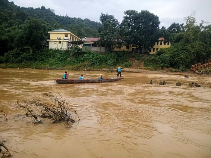 Mưa lũ cuối tháng 8 khiến cầu Trung Thắng qua sông Hội Nguyên bị nước lũ cuốn trôi. Ảnh: A.L.
