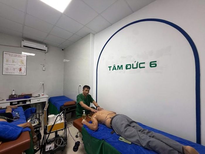 Cơ quan chức năng kiểm tra hoạt động khám bệnh, chữa bệnh tại Phòng khám YHCT Tâm Đức 6. Ảnh: K.C.