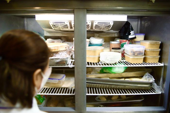 Tại cơ sở 13 Nguyễn Khắc Cần (Cửa hàng bánh SiBon), đoàn kiểm tra liên ngành phường Cửa Nam ghi nhận thực phẩm trong tủ lạnh xếp chồng, để lẫn và chưa được bao gói cẩn thận. (Ảnh Thành Long)