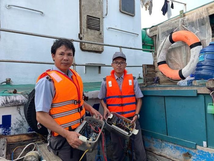 Lực lượng kiểm ngư phát hiện trên tàu cá có 2 kích điện gắn dây điện. Ảnh: B.H.