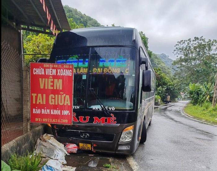 Hiện trường vụ va chạm khác giữa một xe khách và xe máy. Ảnh: Yên Bái toàn cảnh.