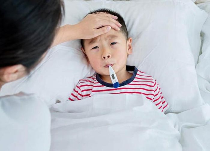 Sau khi hạ sốt, người bị sốt xuất huyết vẫn cần theo dõi sát sao. Ảnh minh họa