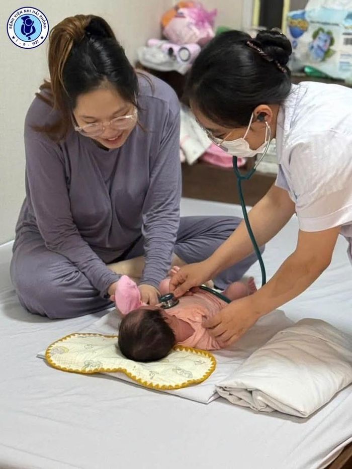 Sau 8 ngày điều trị, sức khỏe toàn thân của bé đã cải thiện rõ rệt. Ảnh: BVCC