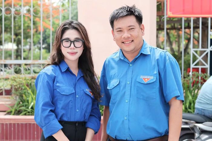  Tịnh Nghi cũng thường tiếp nhận những thắc mắc về học vụ, điểm số, lỗi hệ thống rồi tìm đúng đầu mối để hỗ trợ các bạn. 