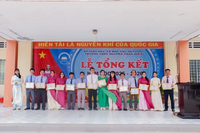  ﻿Cô Nhã Ý (đứng thứ 3, bên phải) đang công tác tại trường THPT Nguyễn Thần Hiến. Ảnh: Đoàn Trường THPT Nguyễn Thần Hiến. 