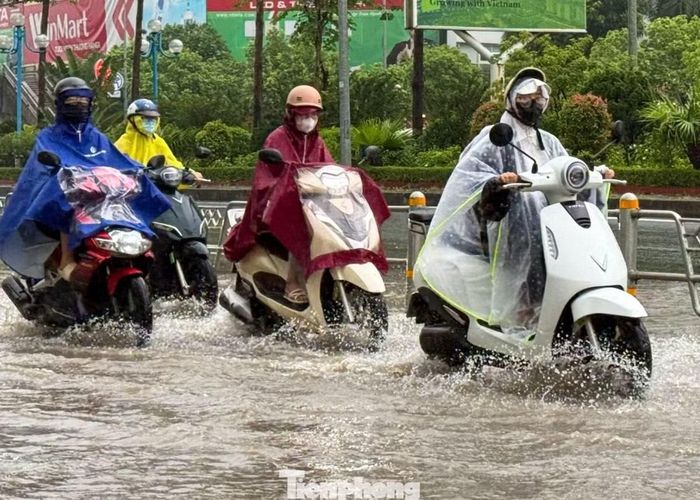 Một số khu vực ở Hà Nội có ngập/ dềnh nước vào sáng 15/9 do mưa kéo dài. Ảnh: TPO.