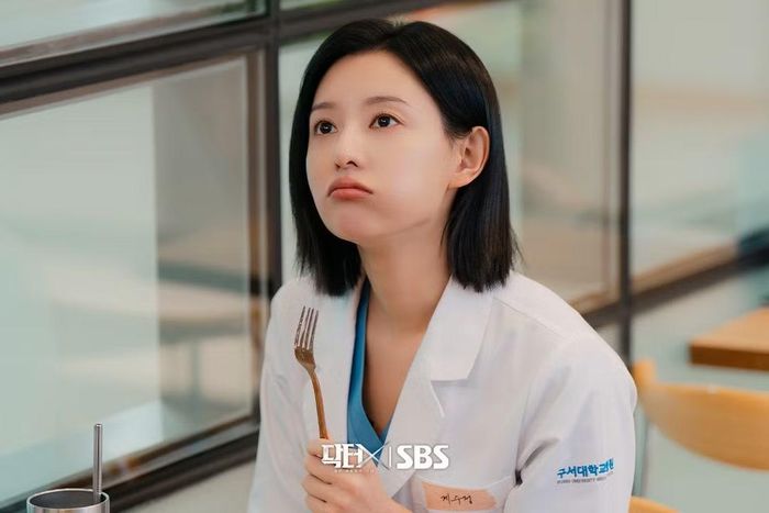 Kim Ji Won "bắn aegyo" lần nào là khán giả "ôm tim" lần đó. Gye Soo Jung lạnh lùng sẽ cho ra đời khoảnh khắc đáng yêu nào ngoài tấm ảnh vừa được đoàn phim nhá hàng?
