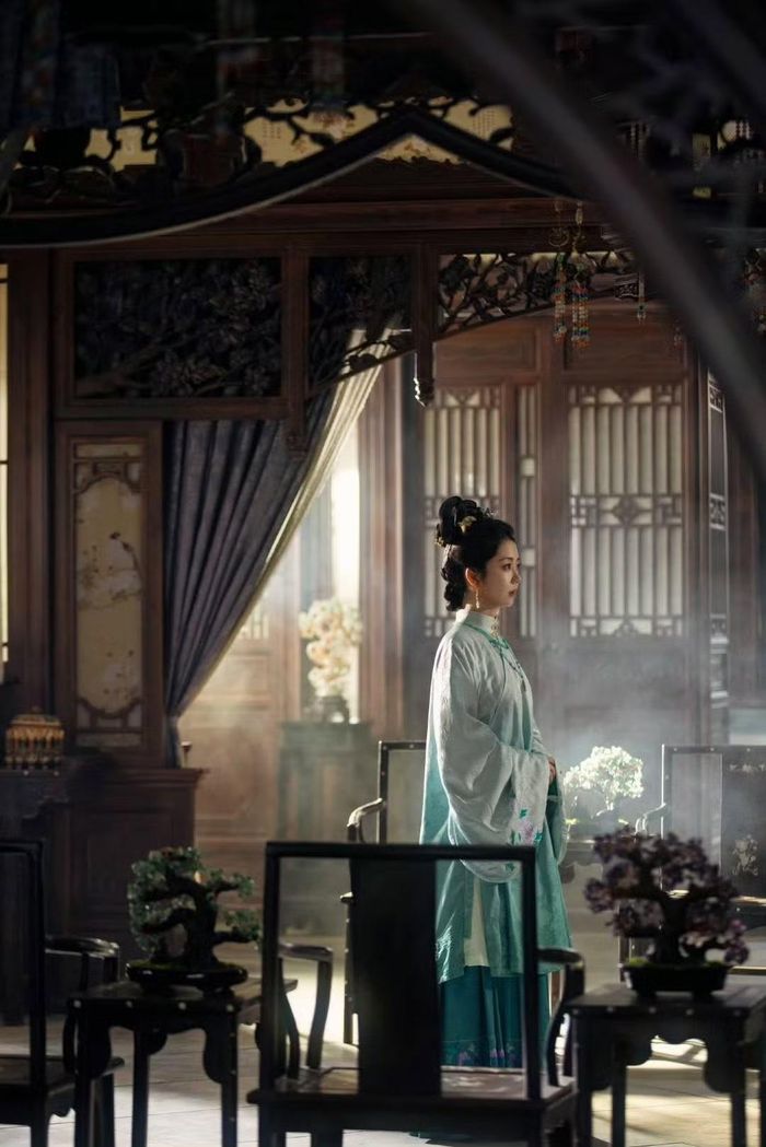 Trang phục cũng là điểm cộng.