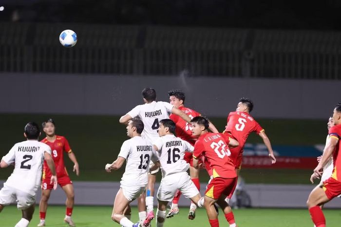 Các cầu thủ U23 Kuwait đồng loạt mặc áo in chữ "KUWAIT" sau lưng thay vì in tên cá nhân cầu thủ. (Ảnh: Duy Minh/ TPO)