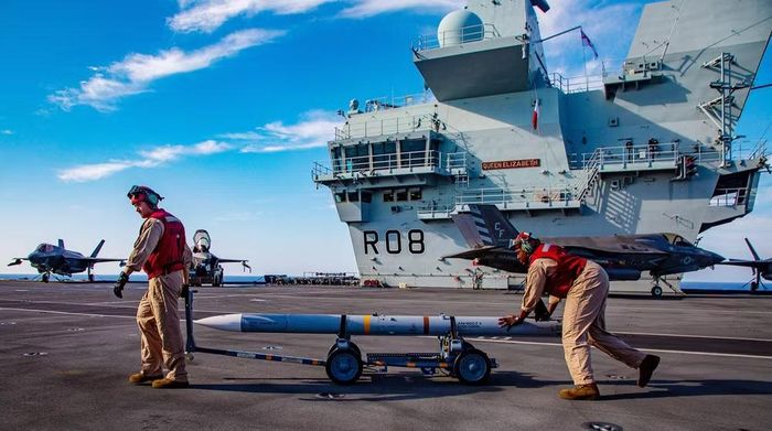 Theo thông báo, quá trình huấn luyện của tàu sân bay HMS Queen Elizabeth sẽ tiếp tục đến năm 2027, trong đó tham gia nhiều cuộc tập trận quy mô lớn của NATO.