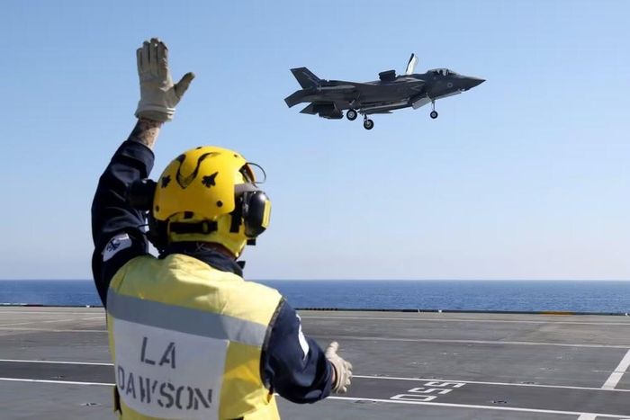 Việc tàu HMS Queen Elizabeth trở lại hoạt động sau thời gian dài gần 2 năm đại tu diễn ra trong bối cảnh Anh đang chuẩn bị thành lập một phi đội máy bay chiến đấu kết hợp trên hạm.
