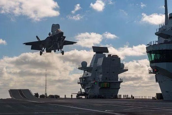 Vấn đề cần phải nhắc tới đó là tàu sân bay HMS Queen Elizabeth đã trải qua đợt đại tu lớn đầu tiên kể từ khi gia nhập Hải quân Hoàng gia hồi năm 2017, công việc bảo trì nhiều giai đoạn này bắt đầu vào tháng 11/2024.
