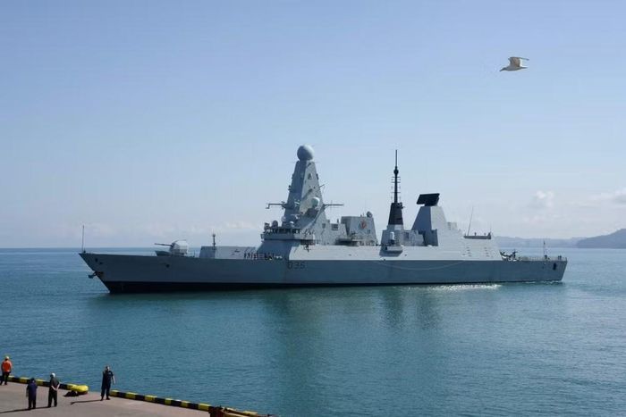 Cả hai tàu đều có thể tham gia cuộc tập trận Atlantic Thunder 2026 , đây là sự kiện huấn luyện chung với Hải quân Mỹ với kịch bản tiêu diệt một tàu chiến dịch ngoài khơi bờ biển Scotland. Cuộc tập trận nói trên dự kiến ​​diễn ra từ ngày 17/9 đến 21/9.