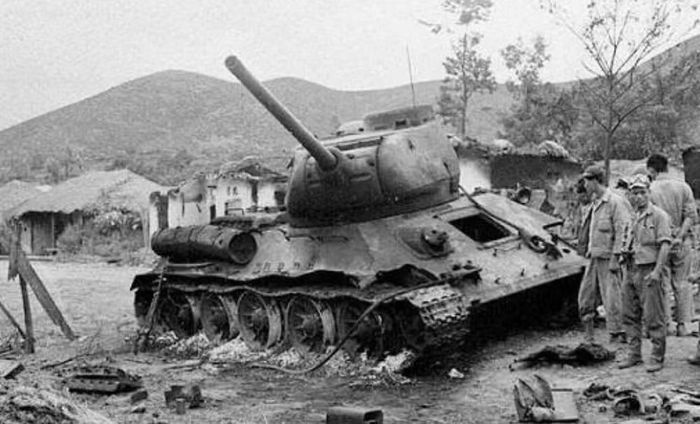 Tình hình nhanh chóng thay đổi khi xe tăng T-34/85 xuất hiện trên chiến trường. Đây là phiên bản nâng cấp của T-34, sử dụng pháo 85 mm và tháp pháo 3 người.