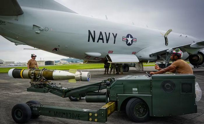Máy bay P-8A có bán kính hoạt động vượt 1.200 hải lý, tương đương hơn 2.200 km, với thời gian hoạt động trên 4 giờ.