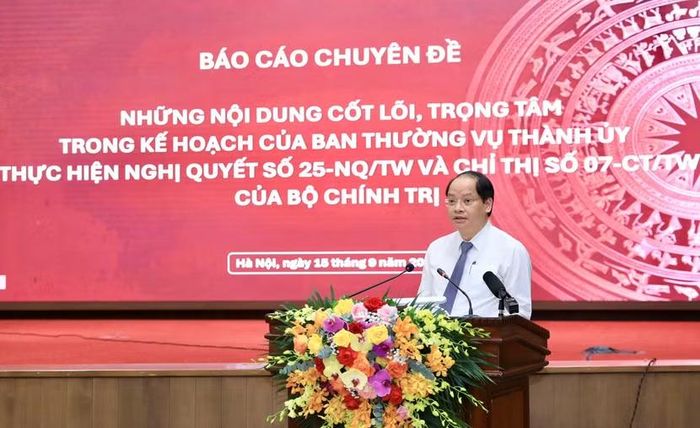 Đồng chí Nguyễn Doãn Toản báo cáo chuyên đề