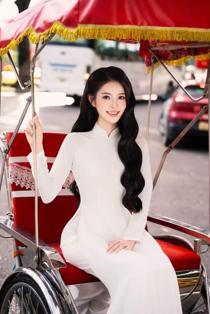 Khoảnh khắc Ôn Thị Thu Hiền được xướng tên Á khôi Hà Nội 2026, đánh dấu một dấu mốc mới trên hành trình trưởng thành của cô gái Sán Dìu.