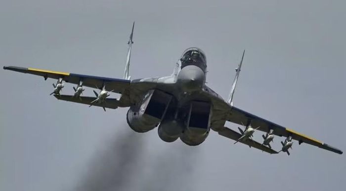 Vào thời điểm đó, máy bay chiến đấu Ukraine không chỉ bị theo dõi bởi chiếc F-16 của Ba Lan mà còn bởi một số hệ thống tên lửa phòng không đặt trên mặt đất.