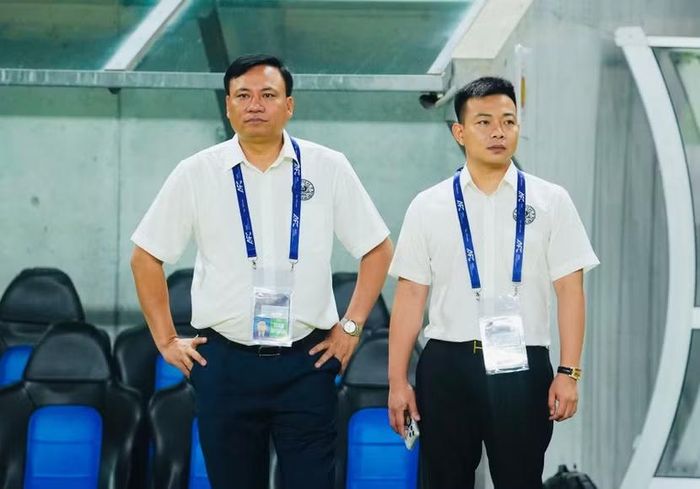 Đại tá Nguyễn Tiến Đạt – Phó Giám đốc CATP Hà Nội, Chủ tịch CLB Công an Hà Nội (bên trái) trực tiếp có mặt thăm hỏi, động viên và giao nhiệm vụ cho toàn đội (Ảnh: CAHN FC)