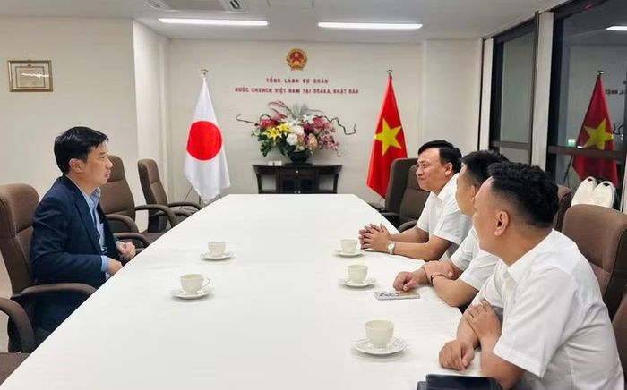 Đại tá Nguyễn Tiến Đạt – Phó Giám đốc Công an thành phố Hà Nội, Chủ tịch CLB Công an Hà Nội thăm và làm việc với Tổng lãnh sự quán Việt Nam tại Osaka (Ảnh: CAHN FC)