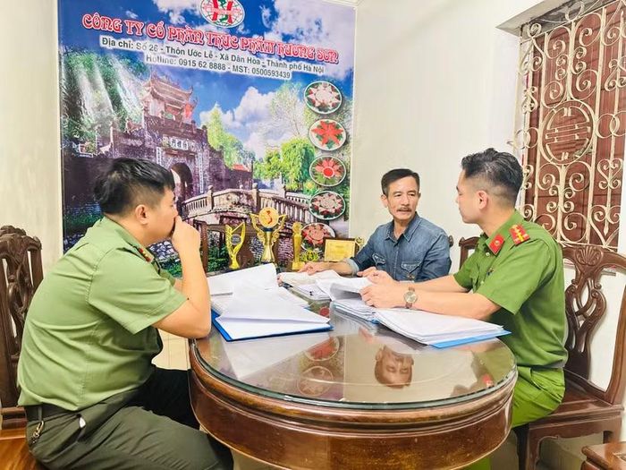 Lực lượng Công an xã Dân Hòa gặp gỡ trao đổi, nắm bắt tình hình hoạt động và tuyên truyền pháp luật
